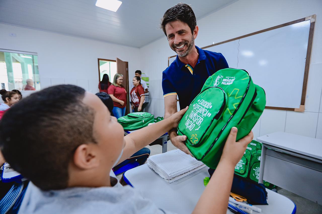 Menezes faz a alegria dos alunos - Foto: Allan Santos/Secom